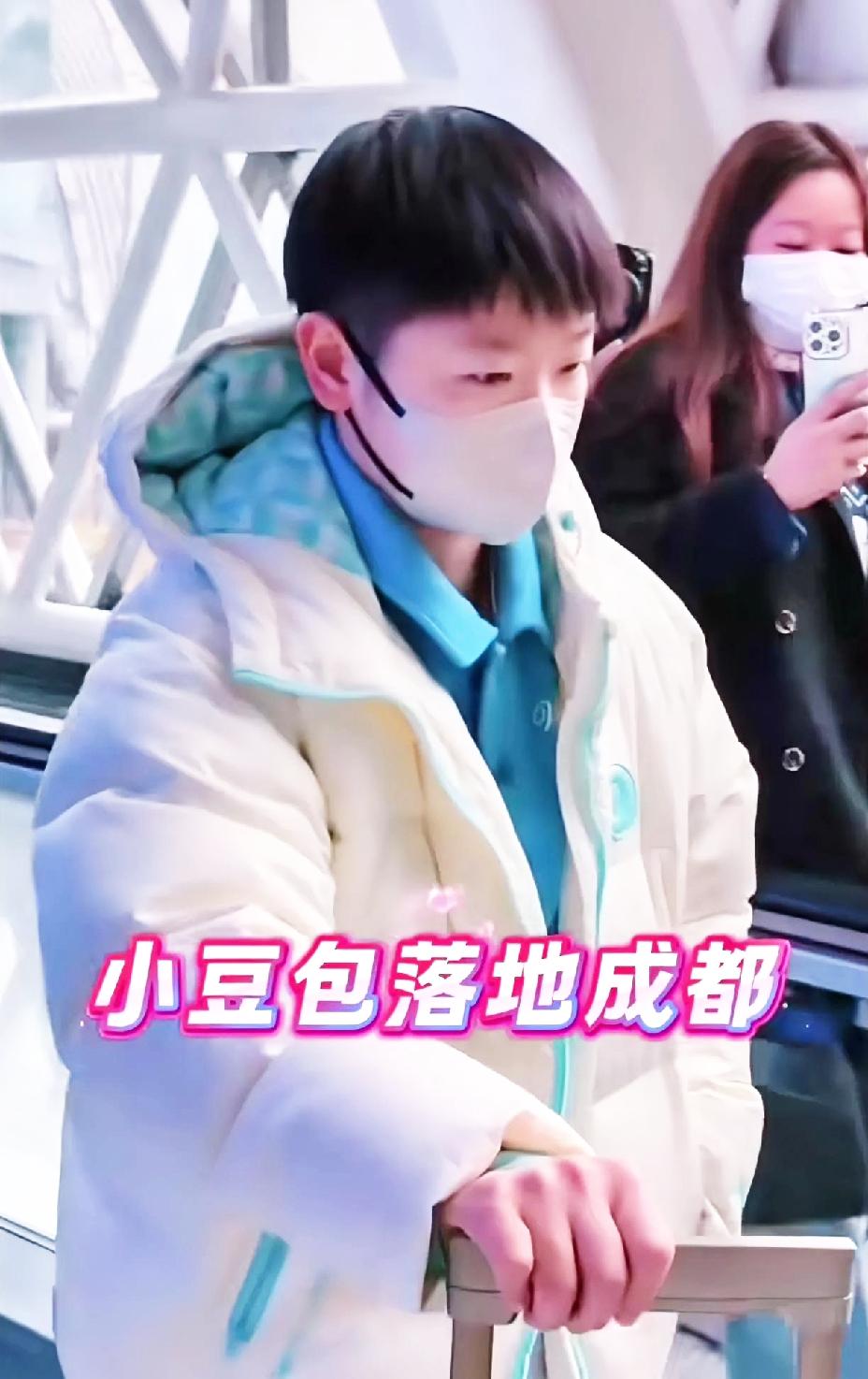 莎莎安全落地成都，近距离的莎莎更可爱了。看到近处的莎莎更可爱了，头发剪了