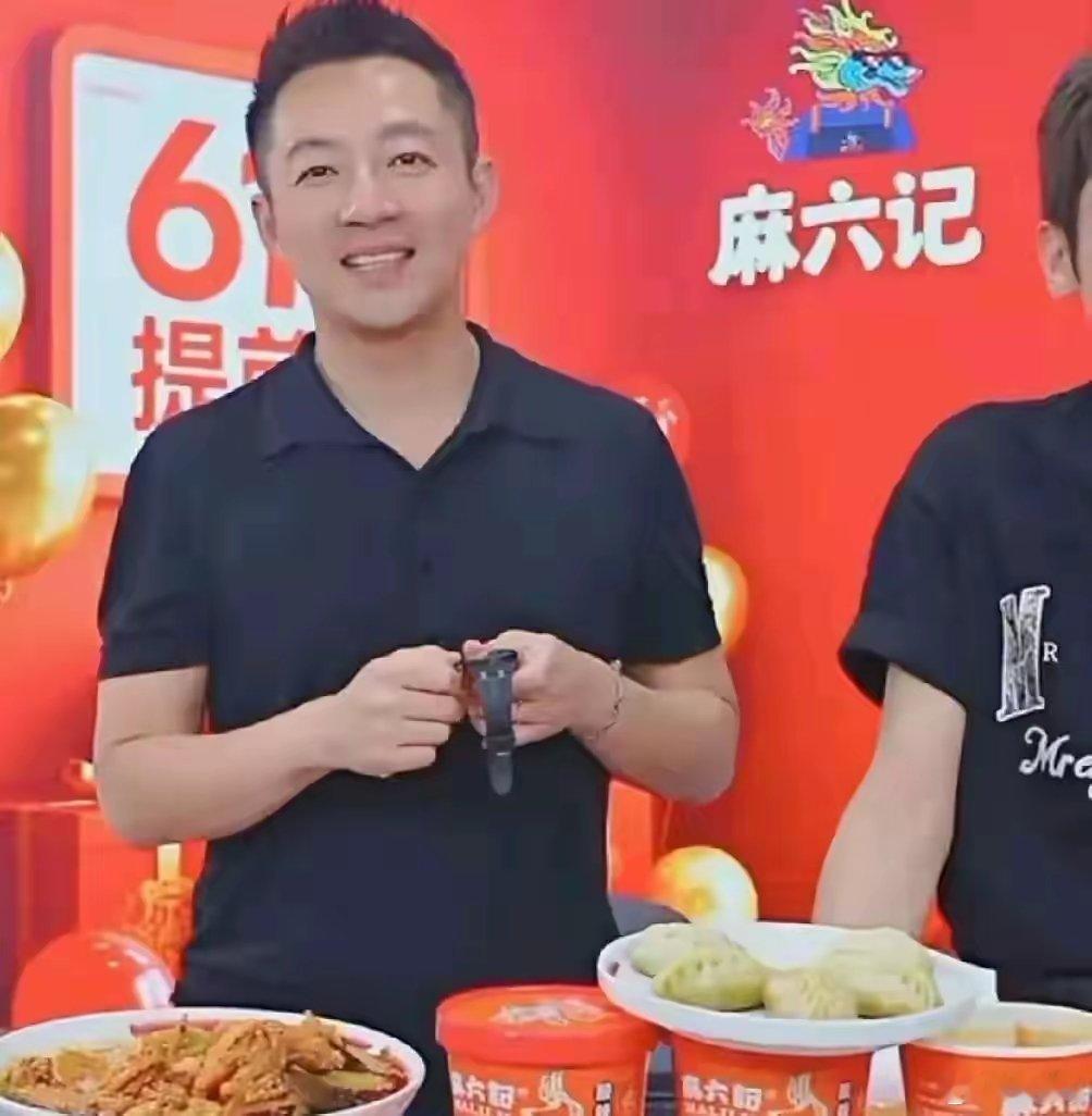 汪小菲直播撒狗粮：老婆带娃太给力！嚯，汪小菲直播又忍不住夸媳妇了！镜头前他乐滋滋