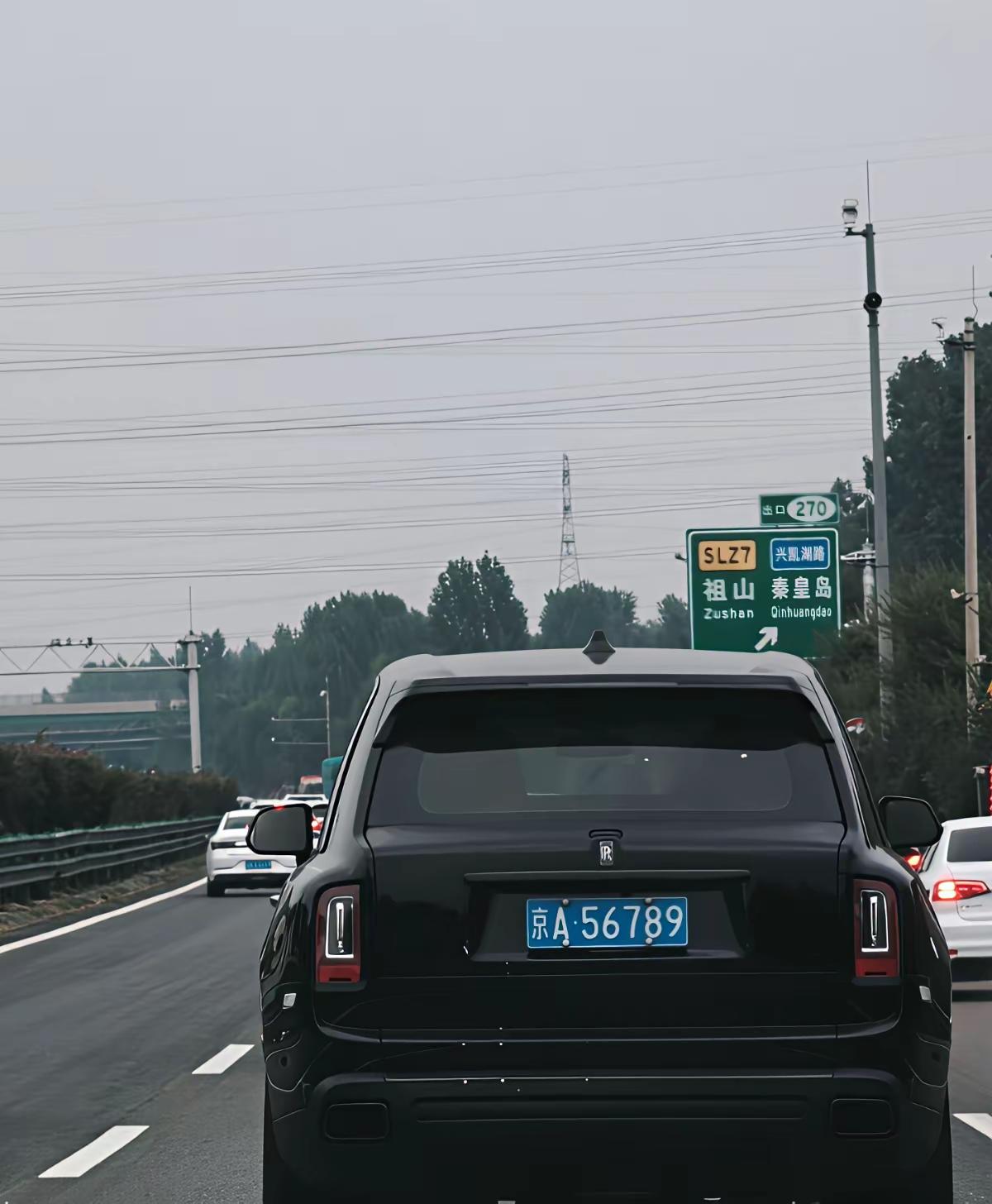 京A56789，是车贵还是牌子贵？这台是劳斯莱斯库里南，先给大家算一笔账:库