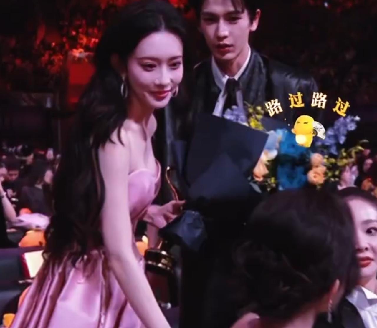 网友热议白鹿对张凌赫翻白眼！微博之夜张凌赫路过白鹿的座位，白鹿和孟子义正在接耳