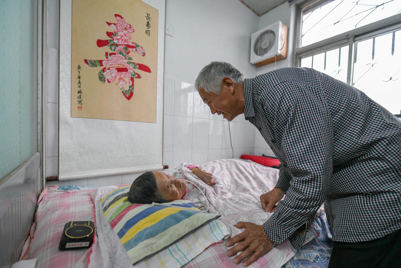 64岁照护88岁失智妈快熬垮！这招救了无数人64岁全年无休伺候88岁失智老