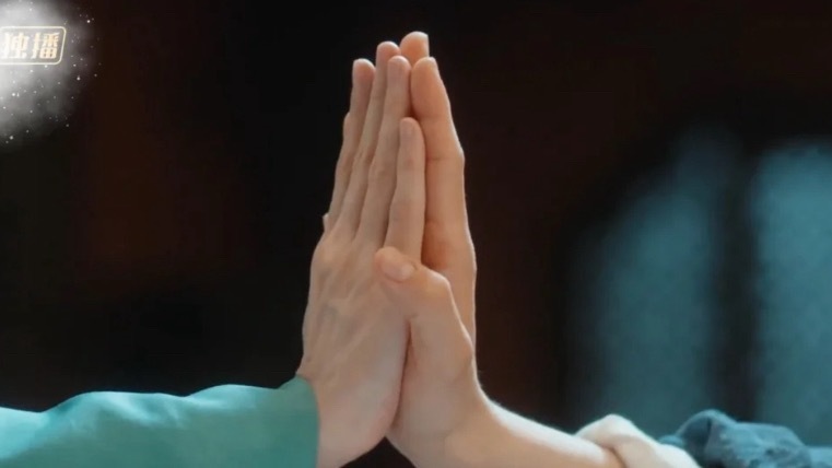 没想到候明昊脸小小的，手掌还是挺大的看《玉茗茶骨》男女主在这里击掌为盟，手掌特写