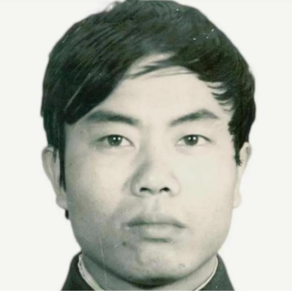 1987年，一缉毒民警，以回族老板身份打入毒贩内部，吃饭时，毒贩突然夹起一块猪肉