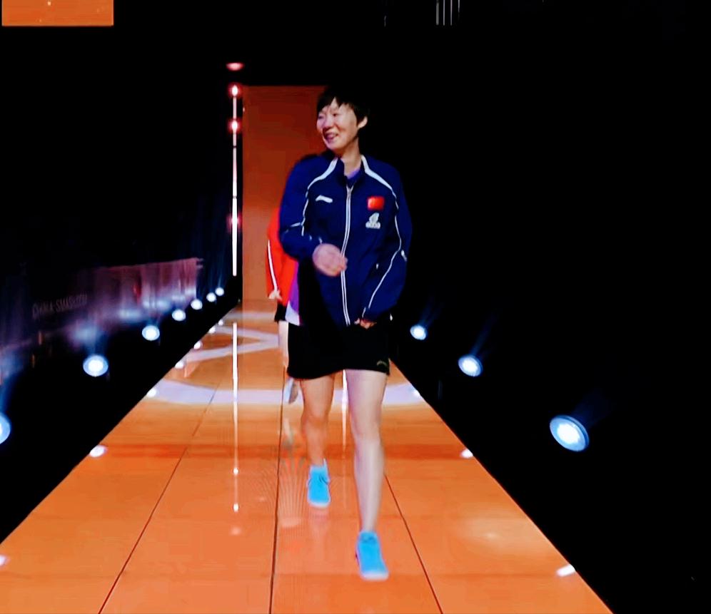 王曼昱出来颁奖的时候，为什么笑的这么开心？我估计她又看到小奕了！这次双曼获得