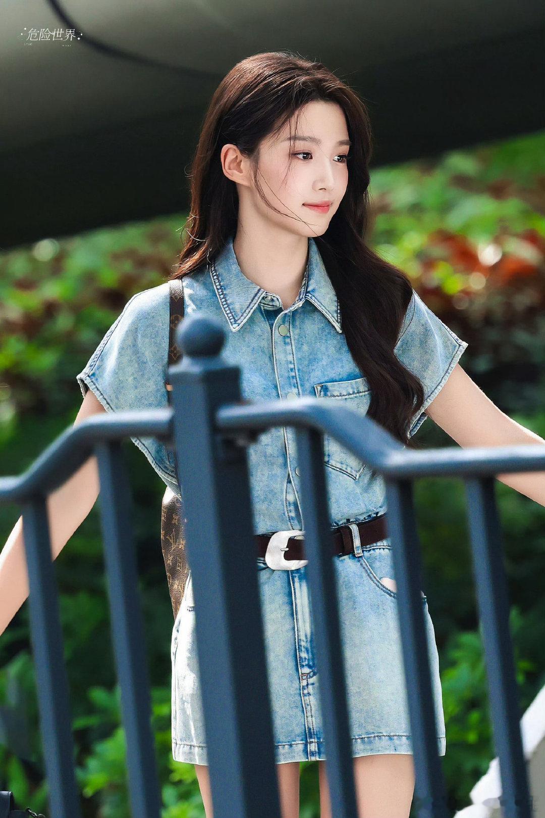 卢昱晓折月亮装造卢昱晓折月亮氧气美女太美了，噜噜完全氧气美女[爱心]​​​