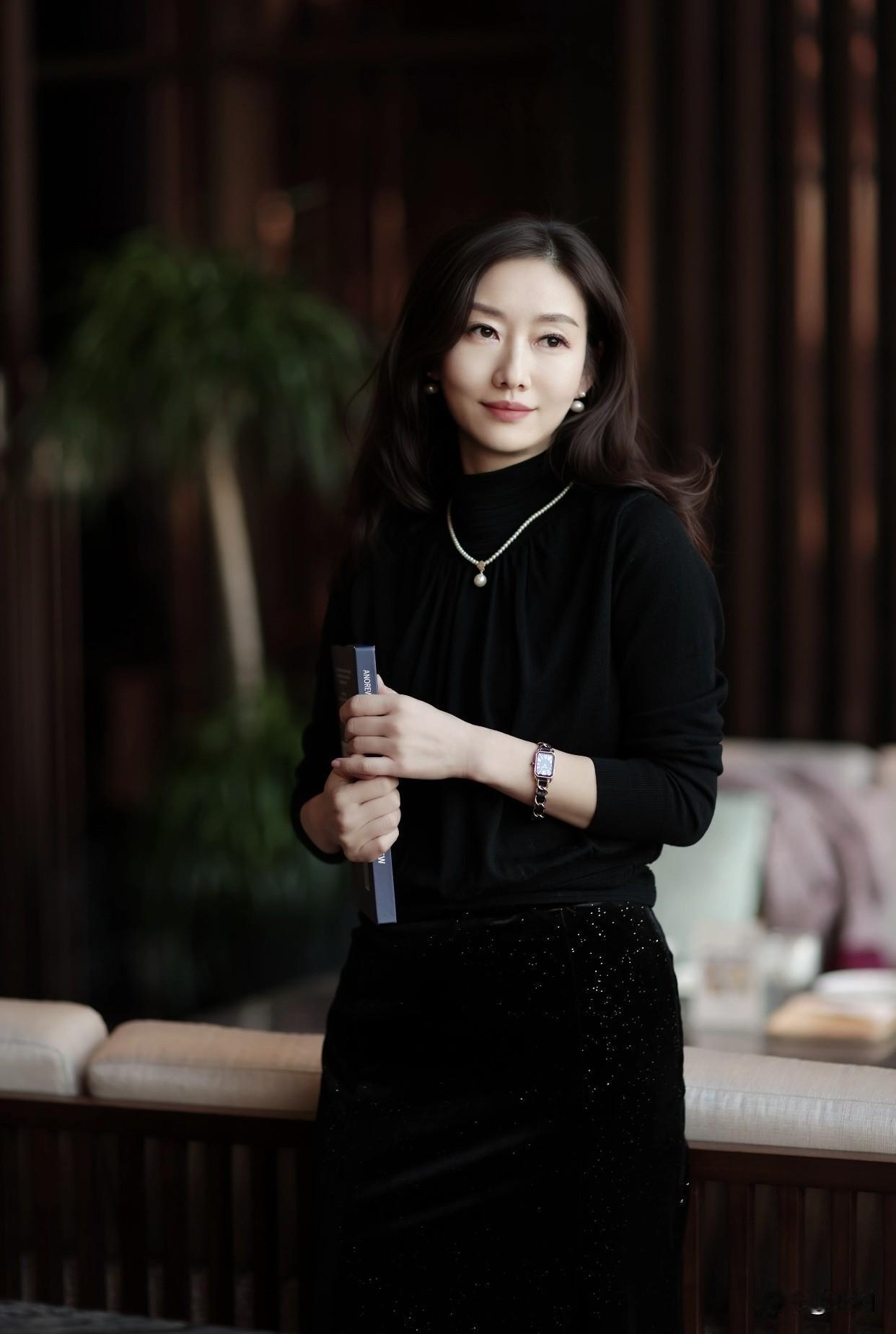 外在干净整洁，不追求花里胡哨，知道自己适合什么，淡妆素裹也能展现独特魅力。比如日