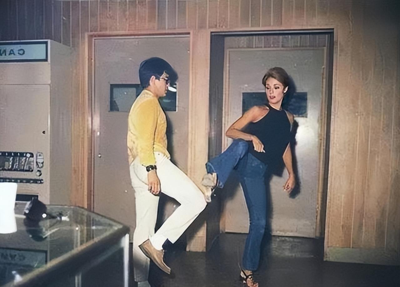 1969年，好莱坞女星沙朗·塔特在家中身中16刀而死，尸体悬在横梁上，李小龙成为