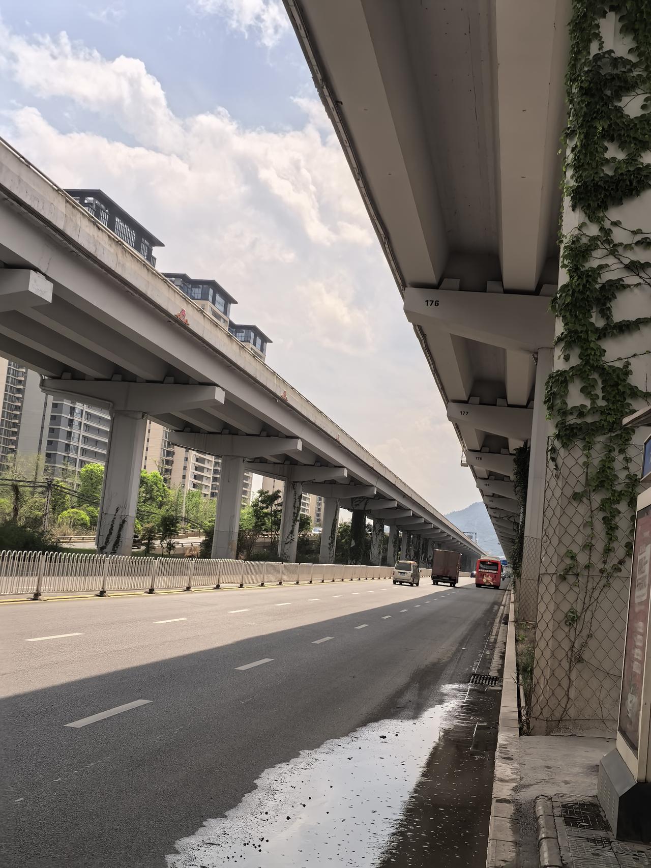 碧鸡路高架，应该是除了昆明二环路高架，唯一的快速高架路了吧！从明波立交桥到碧鸡立