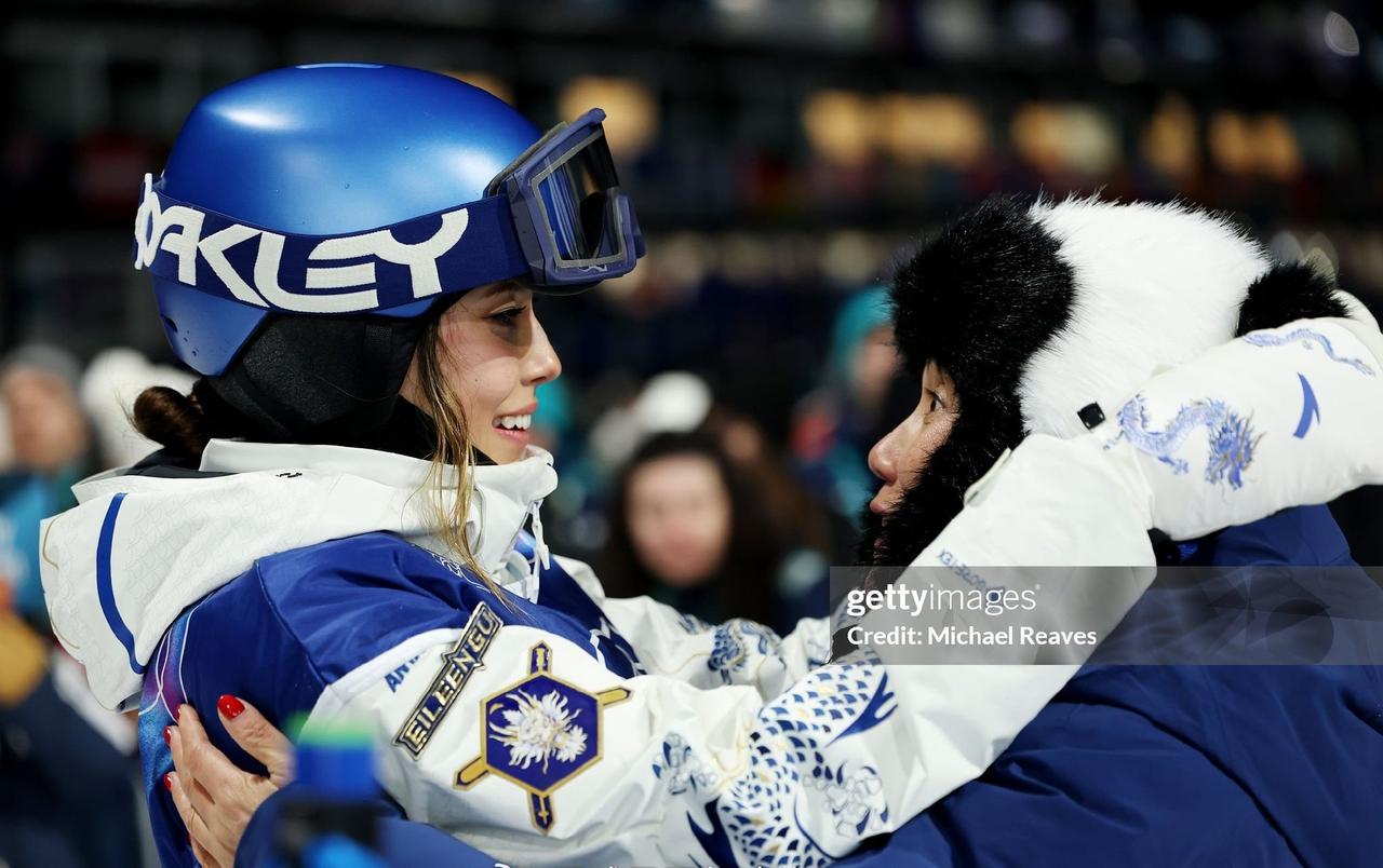 比赛结束，谷爱凌转身，妈妈就站在场边。这一幕，22年没变过。15岁那年，