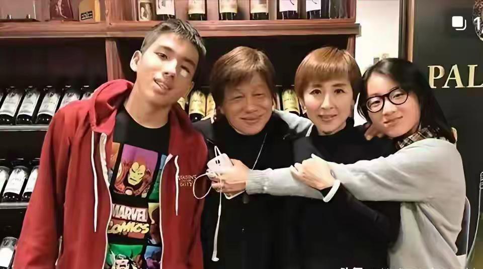 香港武打明星梁小龙离世，他温柔贤淑的现任妻子一定是最伤心的人他的现任妻子宋骧