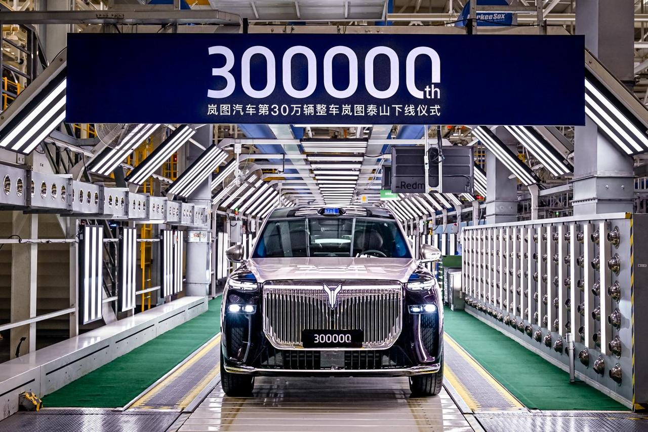 【岚图汽车第30万辆整车下线！东风汽车：冲刺新能源100万/年目标】日前，岚图汽
