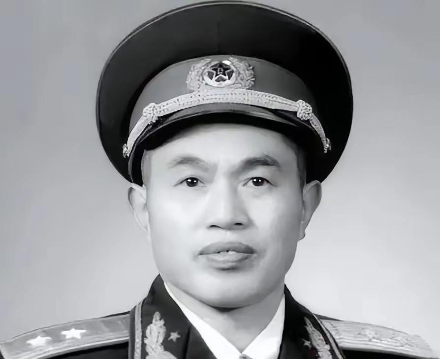 1940年，皮定均对一位女干部一见钟情，就托县长去做媒。女干部张烽听说了县长