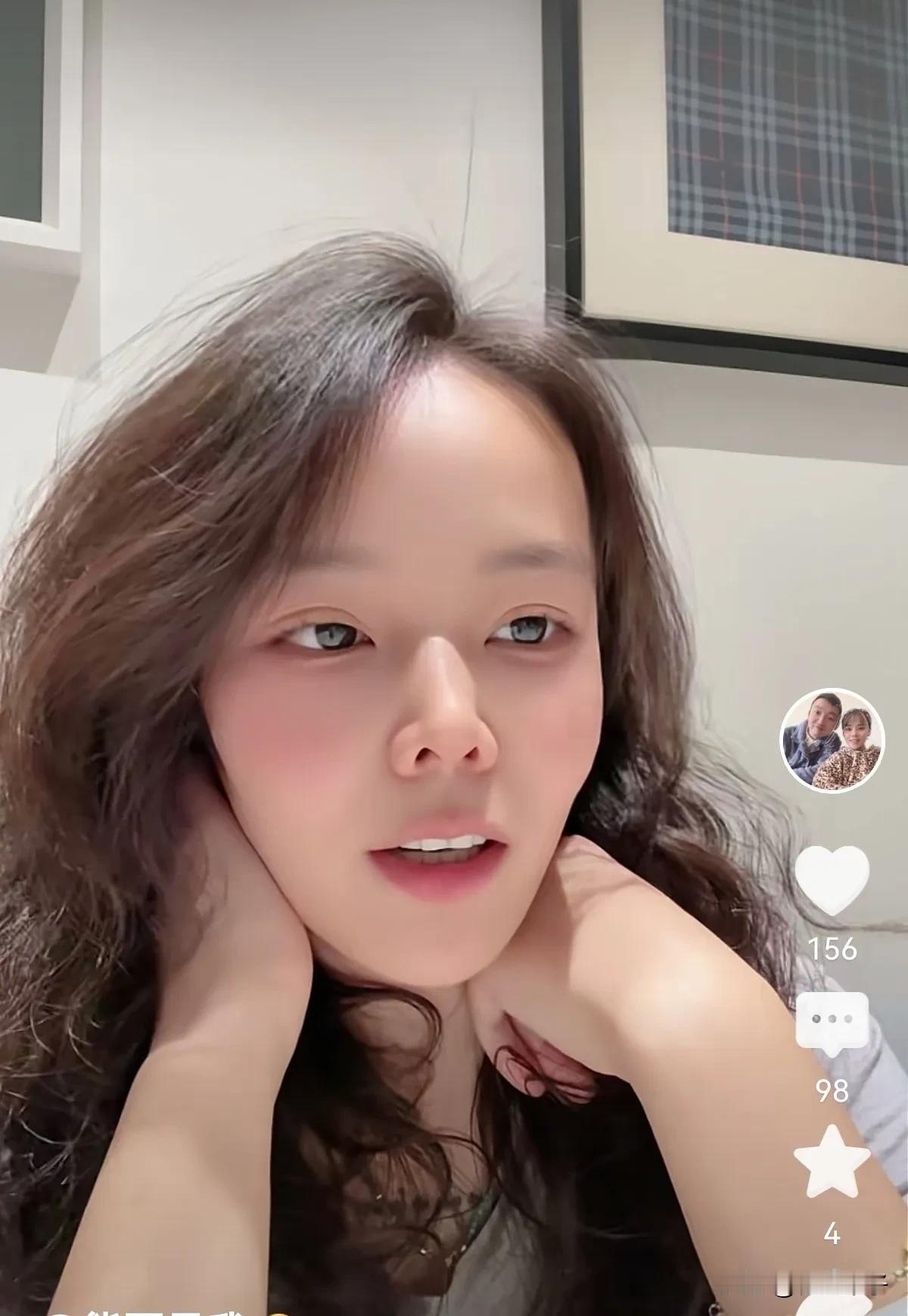 今天下午小熊直播人气爆棚，直播间1000多人在线观看，一木用尺子丈量小熊身高