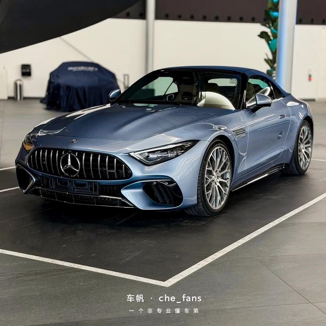 这车还挺好看的！地中海浅蓝金属车漆，搭配午夜蓝软顶敞篷，我想这就是专属于AM