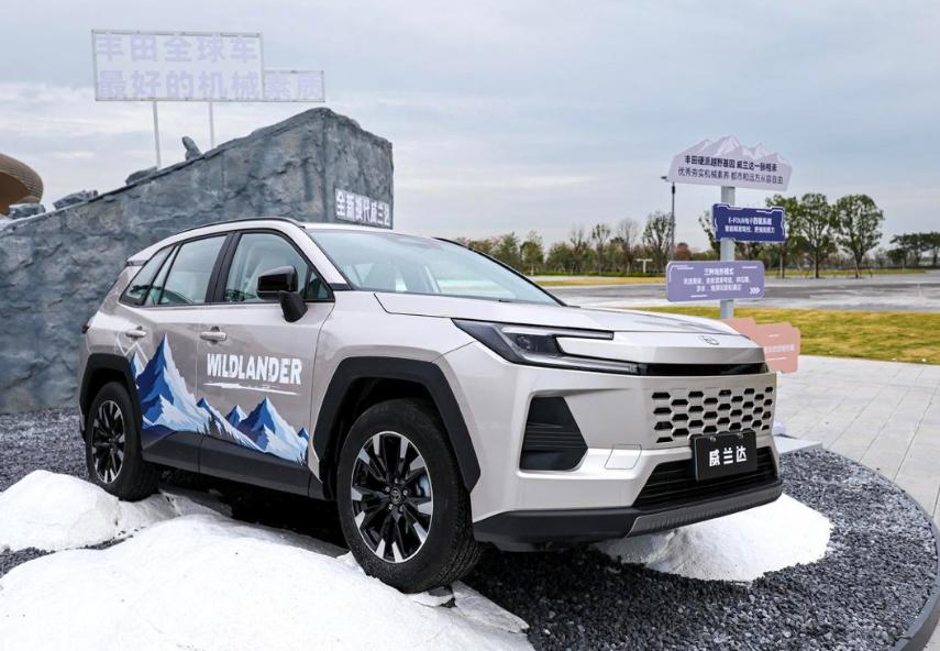 丰田威兰达AIR版入门配置大升级，北美原版外观大气耐看，两驱配LSD限滑差速器，