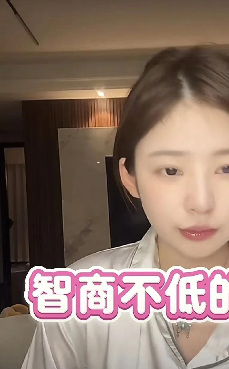 黄一鸣说她智商不低，当年高考考了470分。黄一鸣说，她当年读书的时候，数学常年