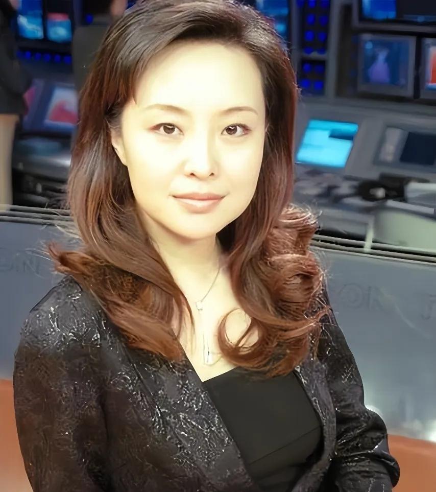 51岁叶蓉，悄无声息的离开了东方卫视，结束了自己20年的首席主播生涯。她是去年退