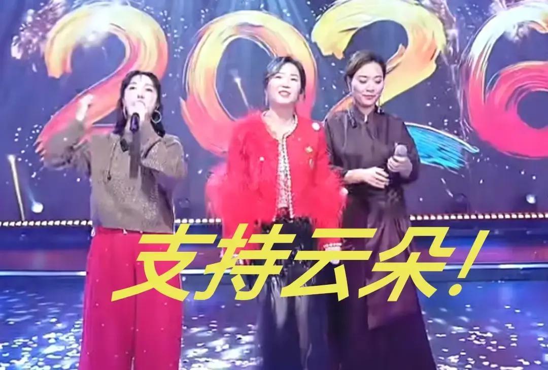 四个版本，全是她说的2012年采访：刀郎给的名。2020年直播：我妈起的。