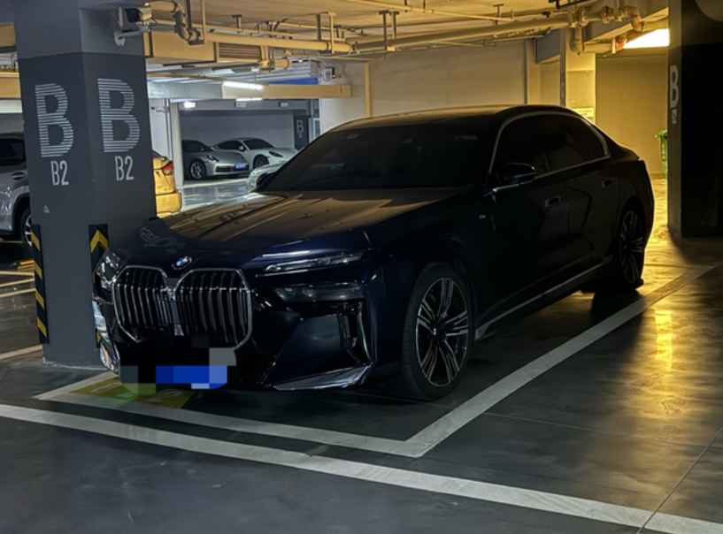 宝马7系不满意的吐槽这车用着90%的场景都是满意的，但是：（吐槽开始）1.