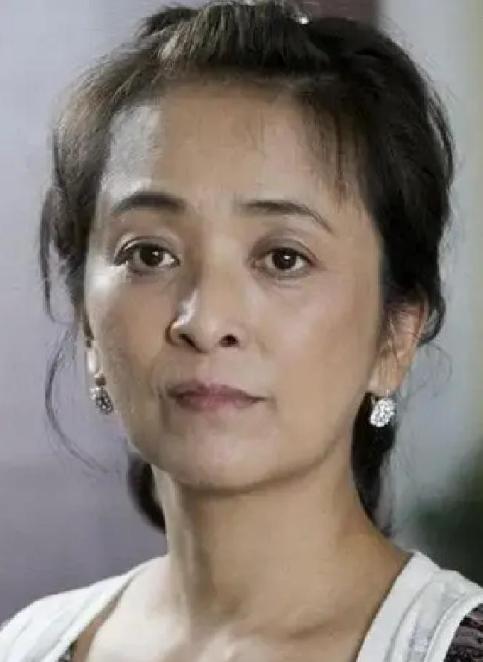 在北京东五环外一个老旧小区里，傍晚时分，常能看到一位衣着朴素的女士提着几个塑料袋