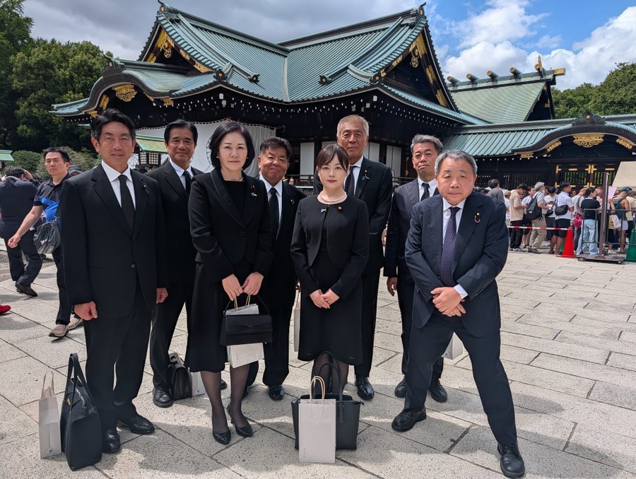 汉奸石平参拜靖国神社，网友讽刺：站姿说明一切