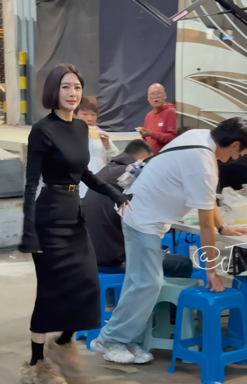 看这演员秦岚变化太大了，腰很细，我乍一眼把她看成龚玥菲了，身材整的有点“吓人”，