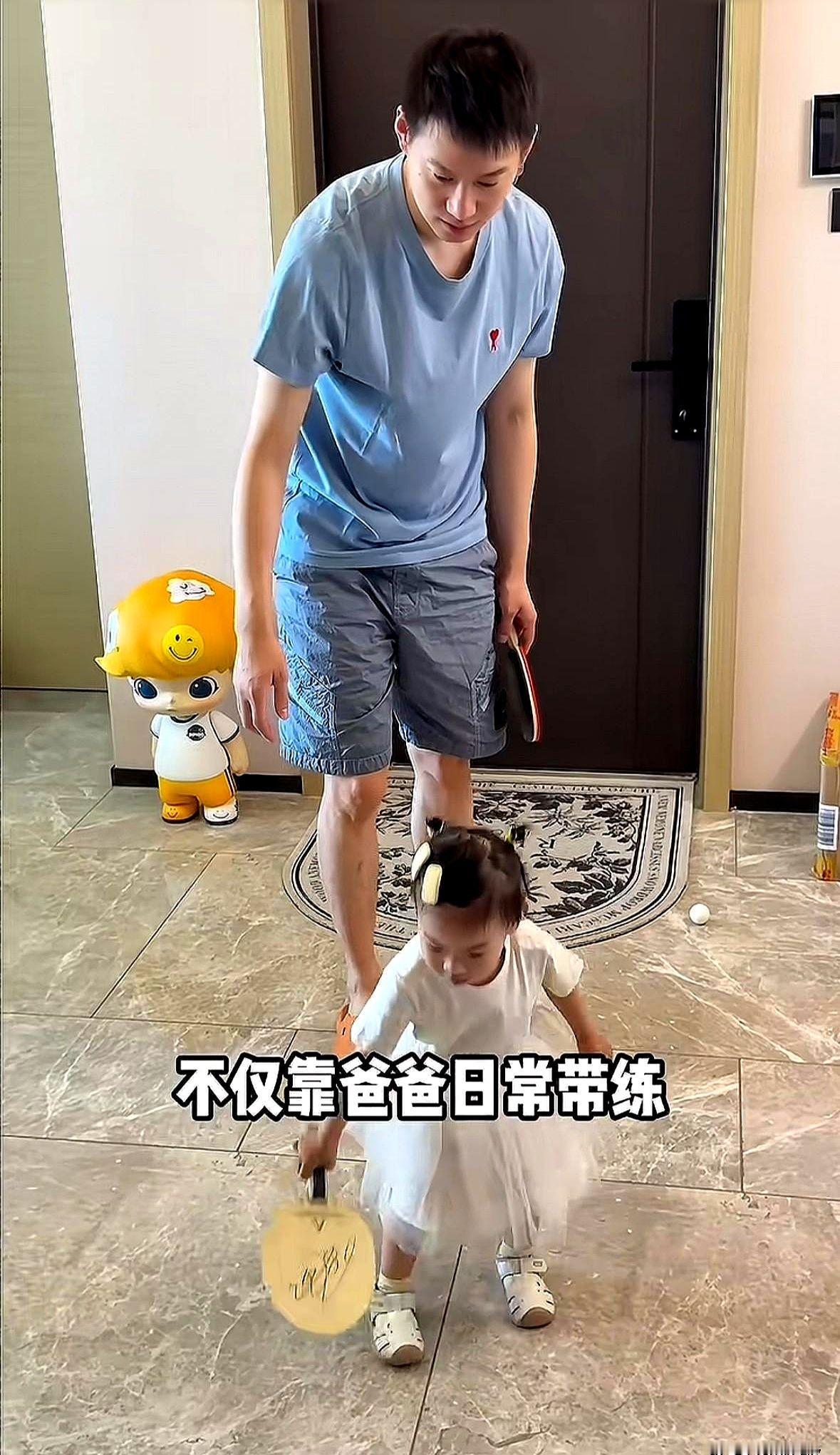 梁靖崑太逗了，人家周雨晒和女儿的日常，俩儿子的梁甜甜酸溜溜的留言“怎么才能生这么