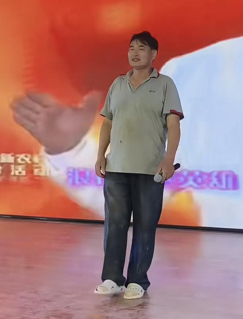 大衣哥太不讲究，这么好的舞台，本来唱着《滚滚长江东逝水》，大家非常喜欢他，可是频