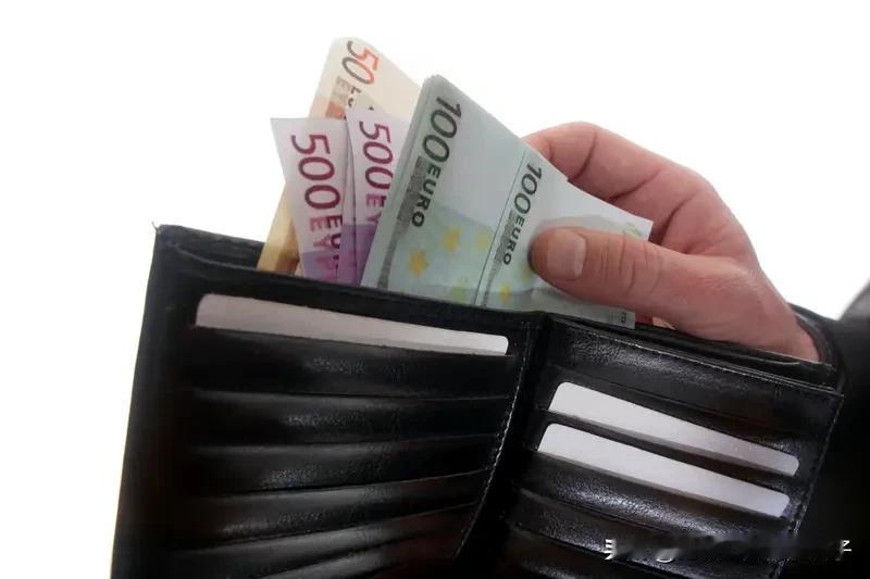 男人的钱喜欢花在什么样的女人身上，这还挺有门道。很多女人觉得要么懂事付出，要么大