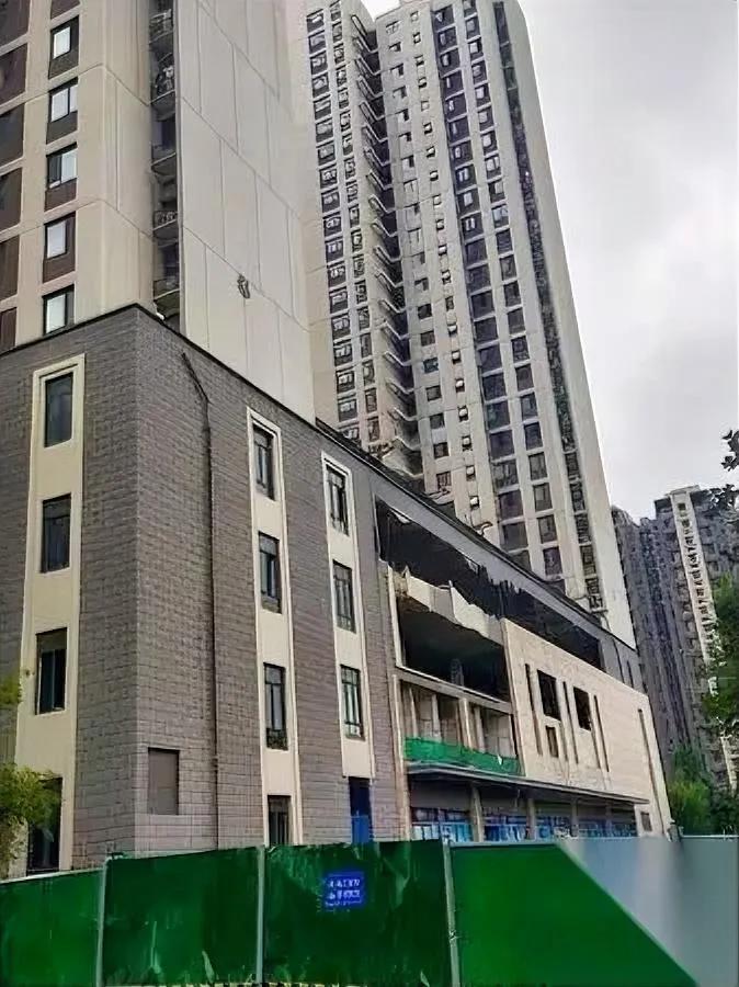 “二楼那扇门，死活不开。”“我侄子站在门外，手里拎着半截身体。”33楼跳