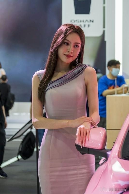 为啥空姐非要选漂亮小姐姐呢？这事儿还挺有渊源。1930年5月15日世界第一名空姐