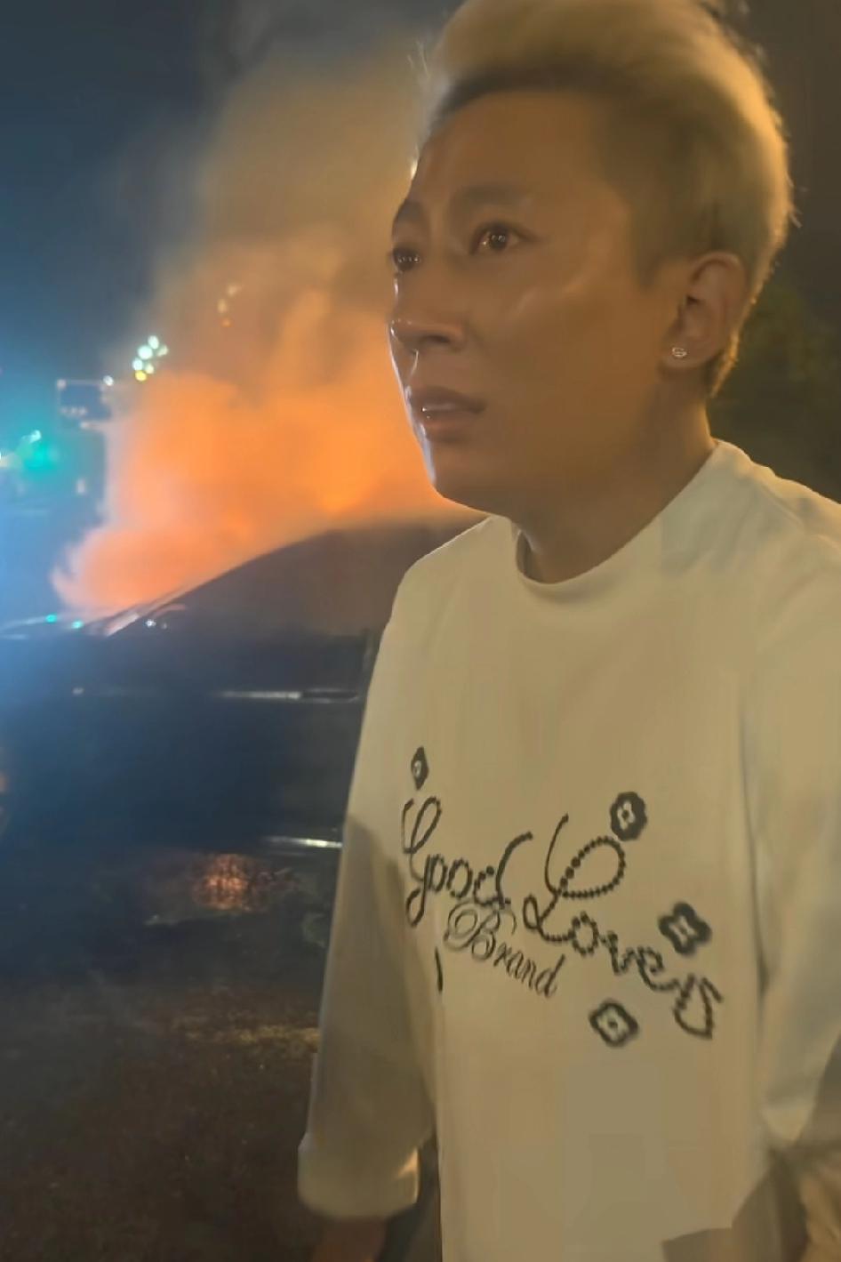 这是车窗打烂后，手流血的是眼镜衬衣，肘击的是白衣服白头发，拿脚踹的那个拍摄的视频