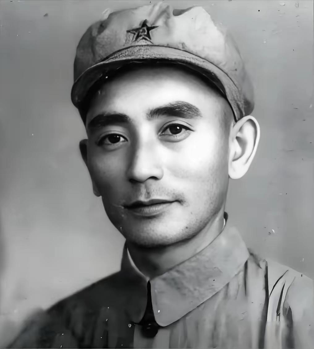 1964年春，粟裕视察福州军区。见到军区副司令员朱绍清时，粟裕停下脚步，盯着他看