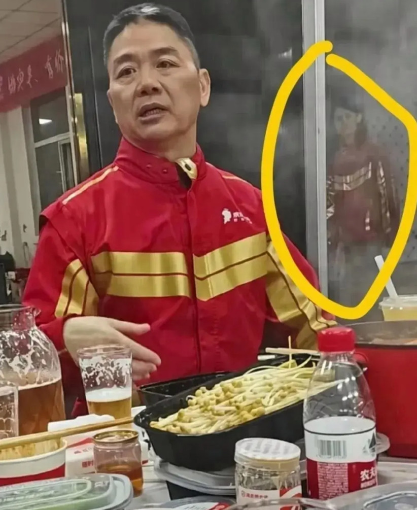 没有人注意到这个细节吗？在刘强东和一众外卖兄弟喝酒的时候，窗户上映出来一个女骑手
