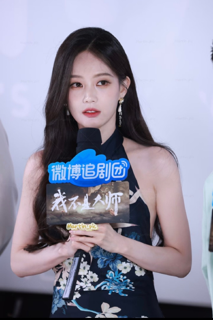两人不仅都姓李，五官气质也十分相像，经常被网友搞混，实际上二人并没有血缘关系。另外剧中爆火的闪身步，