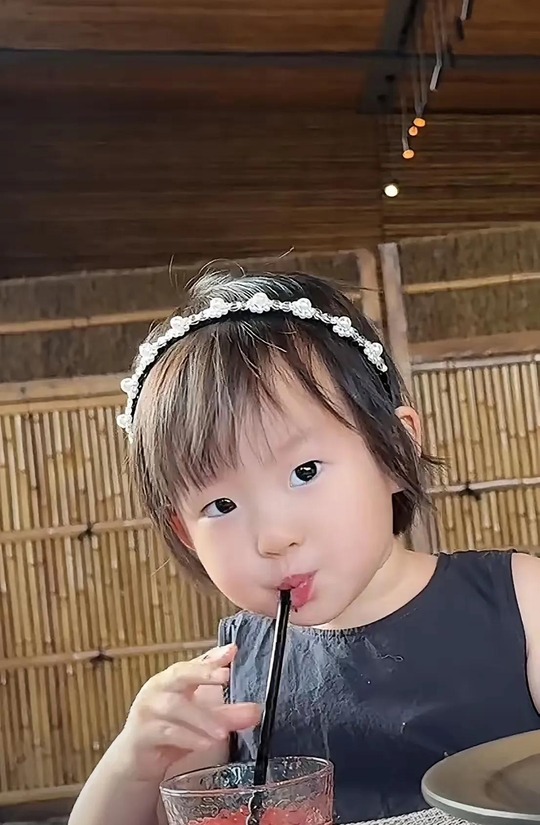 今天我算发现了闪闪除了长的灵动好看她还有一个会给她打扮的妈妈闪闪刚曝光的时