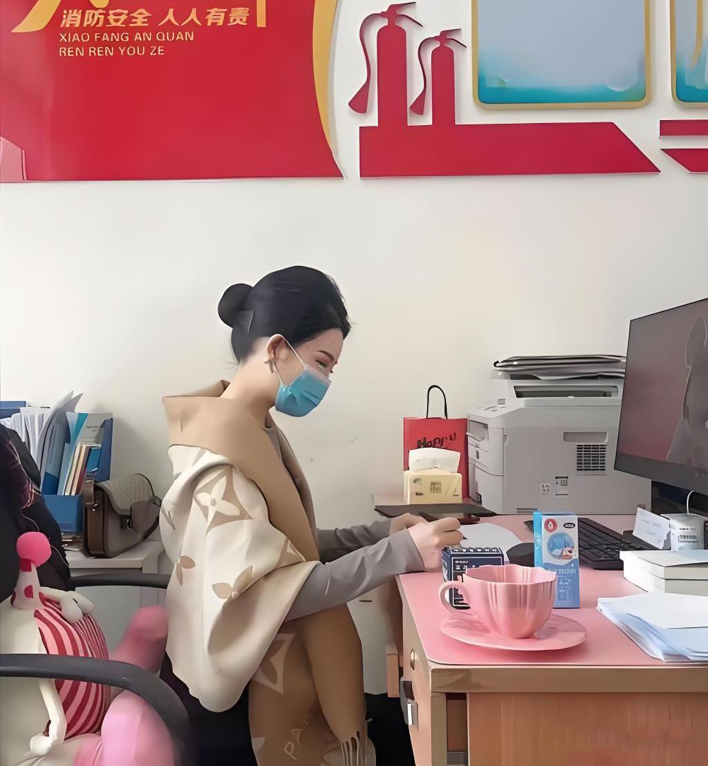 我们单位有个女同志，是那种能让整个办公室的空气都安静下来的好看。她穿着打扮很