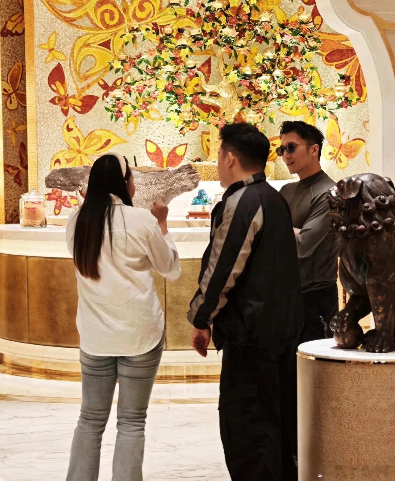 有网友在澳门偶遇谢霆锋，他还是这么帅，有一说一，他是我见过命最好的星二代，没有之