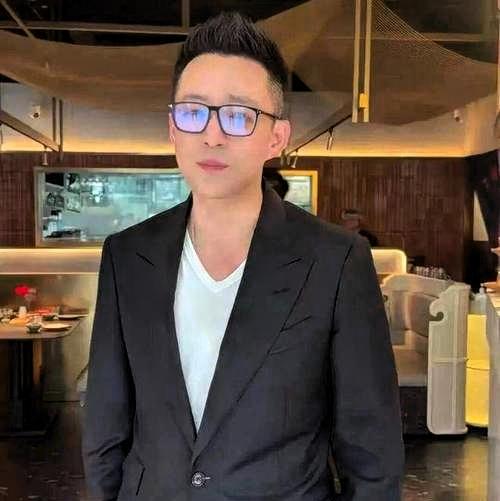 直播里，汪某说话了，他好像不高兴，说不姓张，不是张兰的儿子，他提品牌的事，提股权