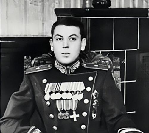 1953年3月26日，斯大林去世第21天，苏联国防部命令斯大林的儿子瓦西里立即退