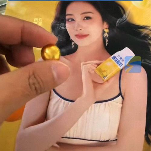 江苏有位大哥最近干了件让人直呼“哭笑不得”的事儿——他买酸奶时抽中了一张印着演员