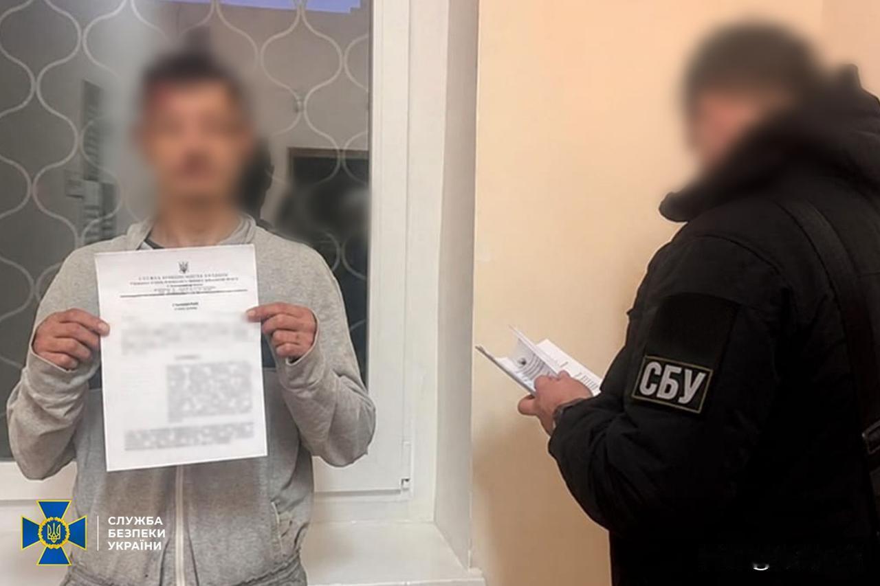这件事情太离奇了，一名走散的俄军士兵，闯入房间扫射杀死5名正在睡觉乌军。最后，这
