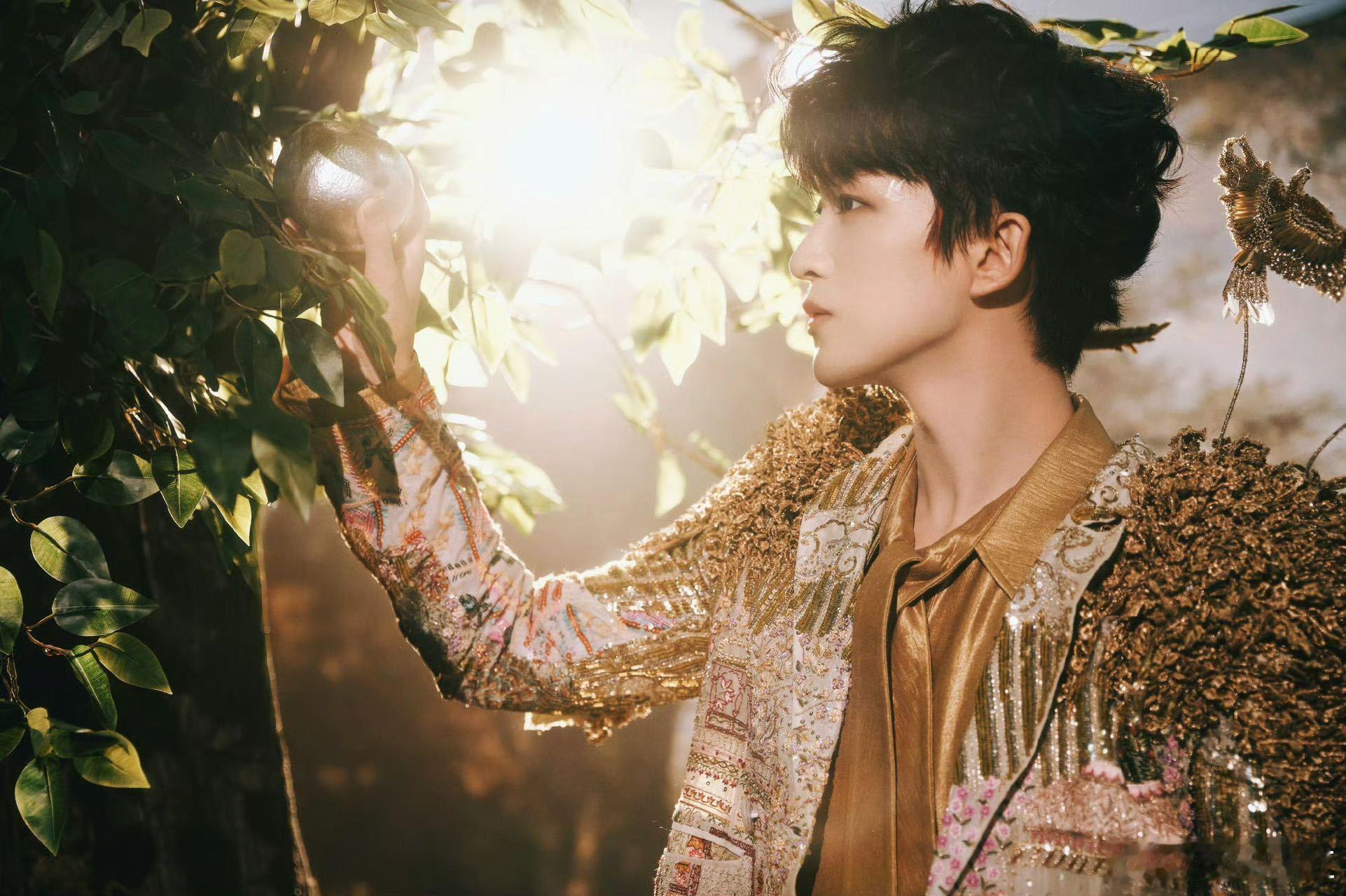 谁懂啊！黄子弘凡的钢琴弹唱自带氛围感滤镜！指尖流转的音符+治愈声线，把和堡妹的时