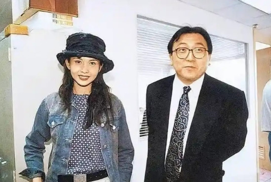 1997年邱淑贞和王晶分手后，转身嫁给了身家百亿的沈嘉伟。结果结婚当天，沈嘉伟正