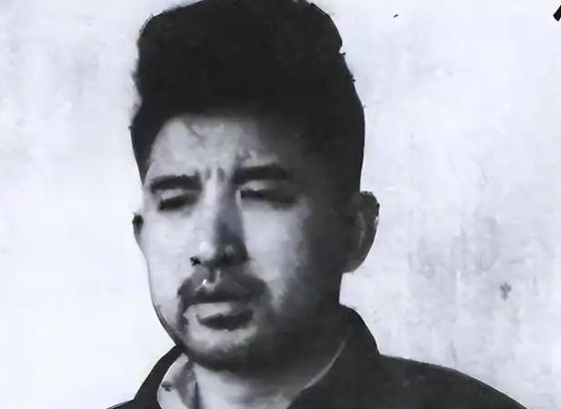 1948年，地下党员刘国志被抓，在香港银行做经理的五哥赶回来救人，给特务头子递过