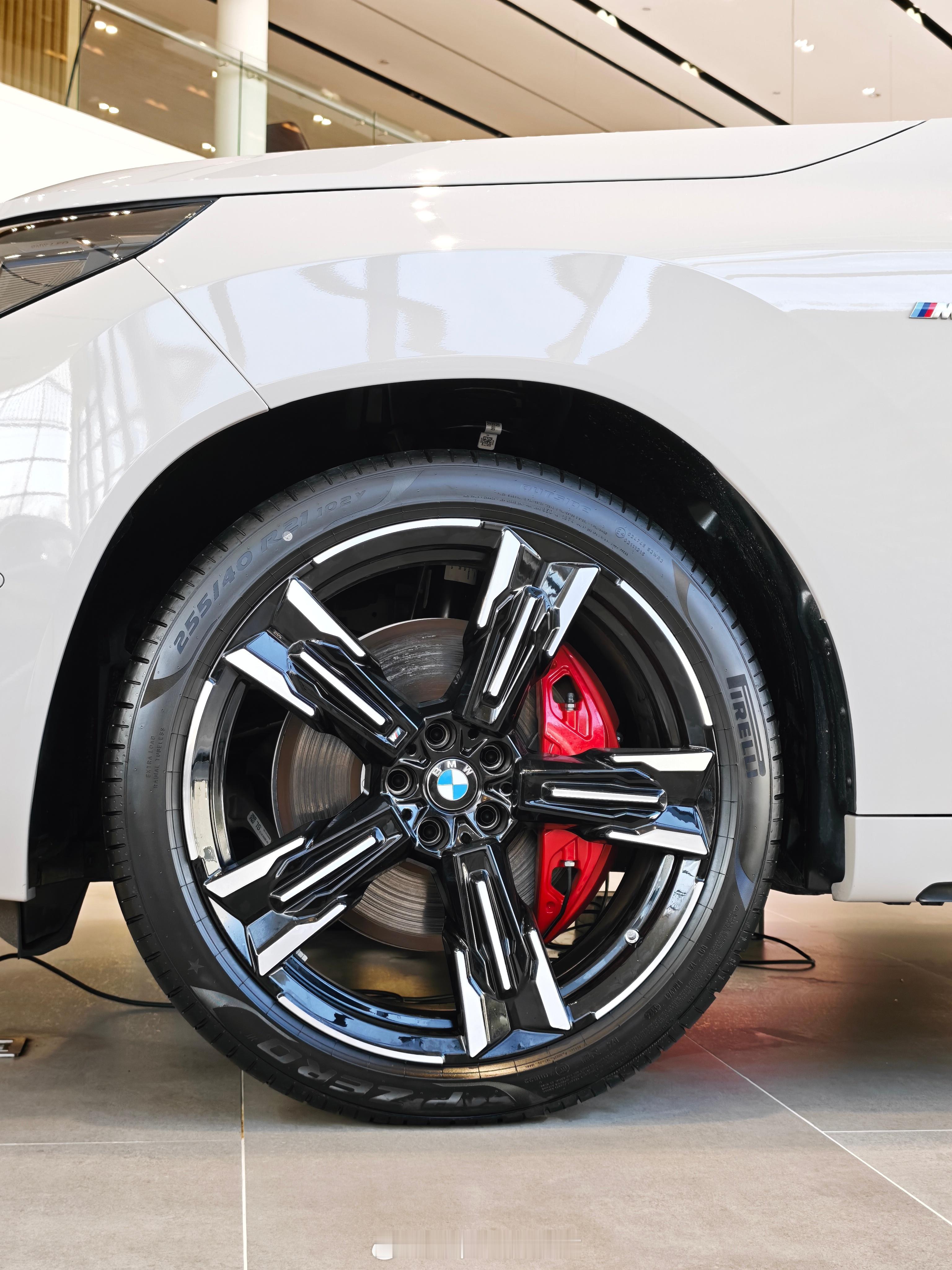 宝马X3的侧面的造型设计我感觉少了一些明显的硬朗线条，就虽然有腰线，却不如以前那