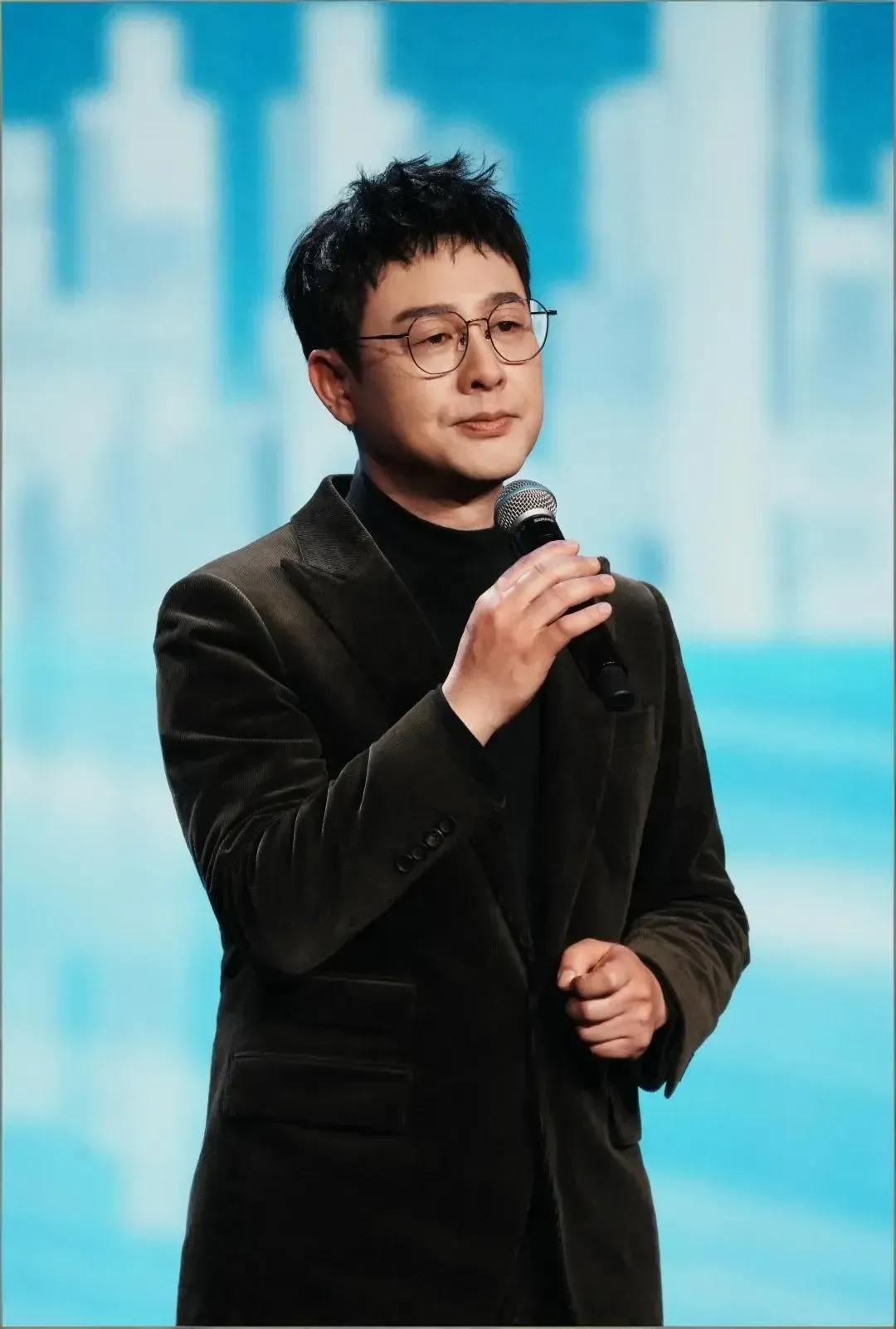 志愿者盛典上张颂文老师新造型太帅了！利落短发搭配金丝眼镜，整个人显得非常年轻，更