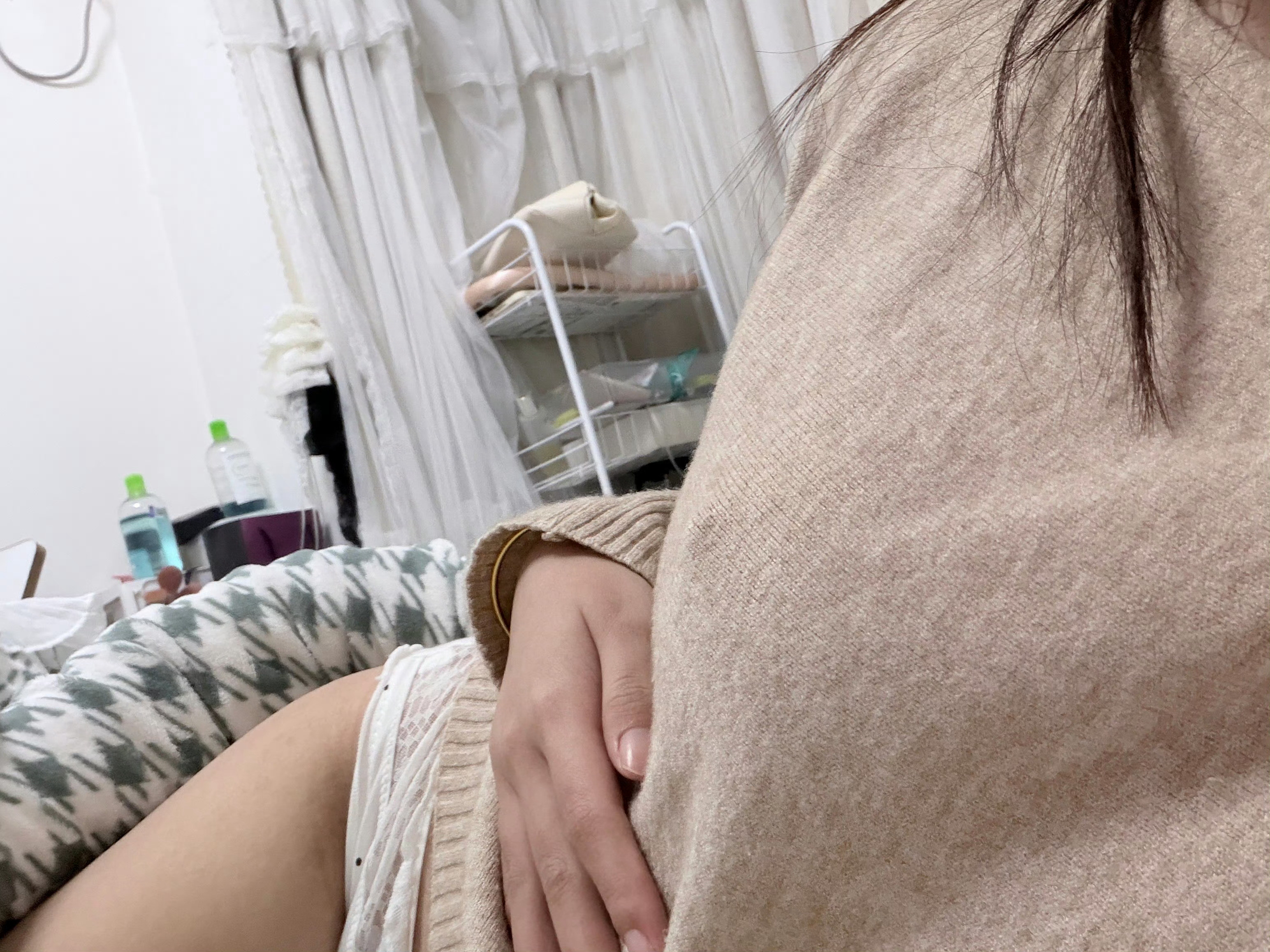 别偷看了，过来抱抱。