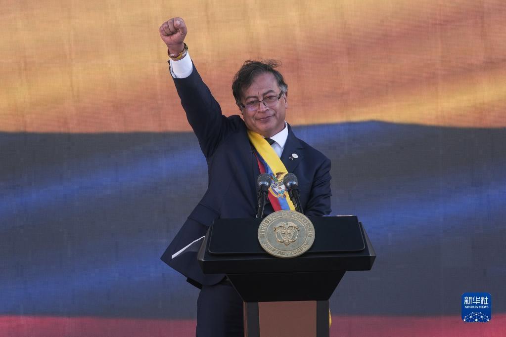 无视美国威胁，哥伦比亚总统“拿起武器”，解雇不忠的情报官就在美国强行掳走马杜