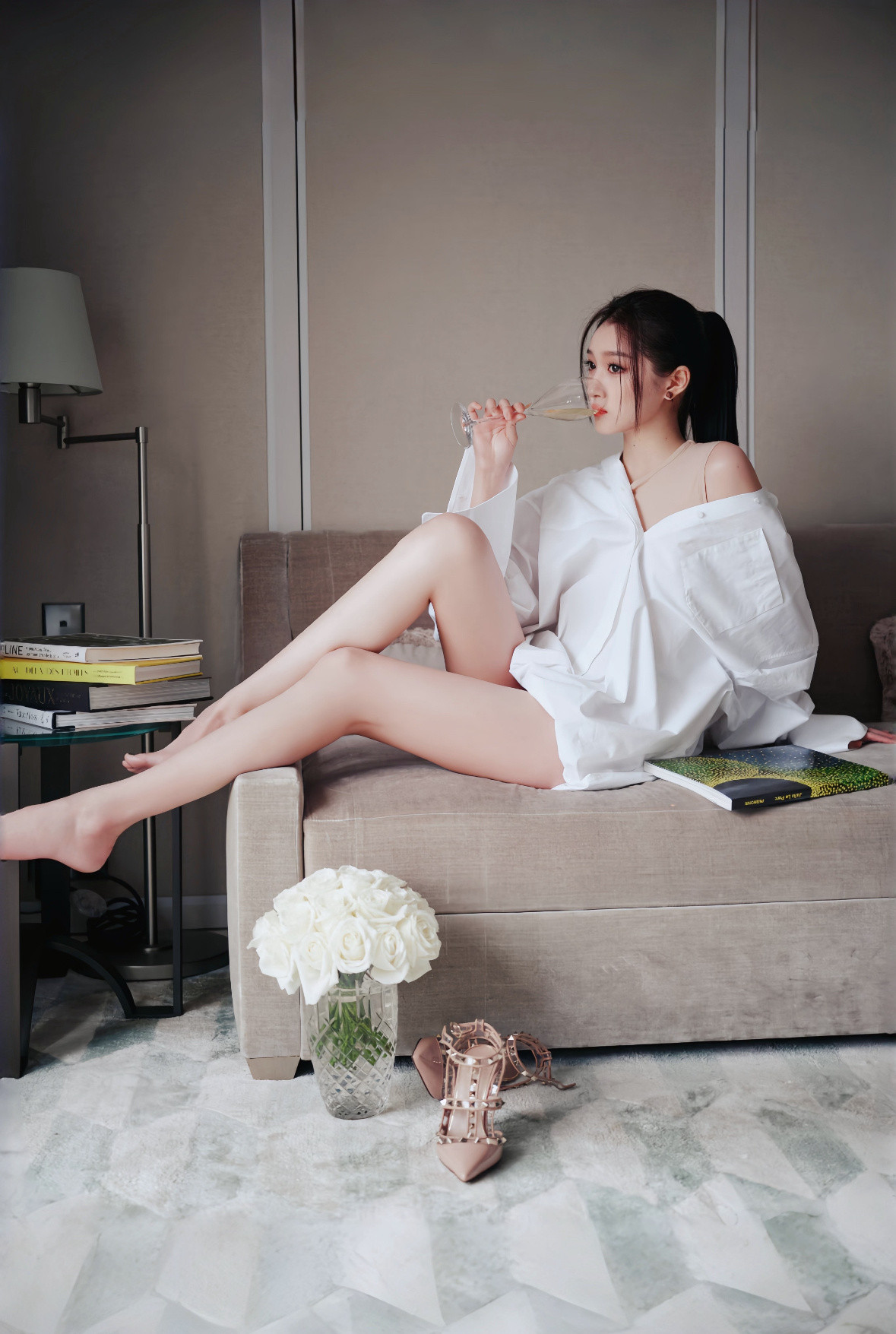 摄影师为关晓彤身材发声关晓彤的身材比例毋庸置疑，身高172cm腿长就有110cm